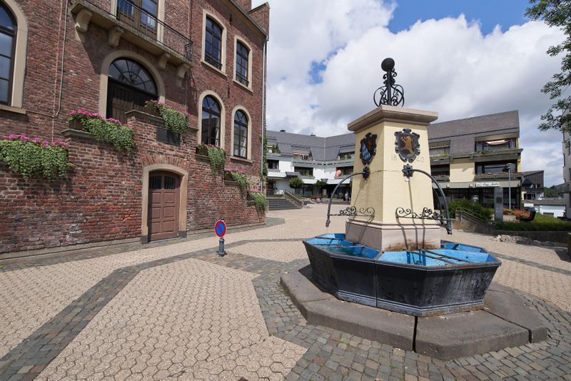 pois/marktbrunnen-rehrebore-3c84