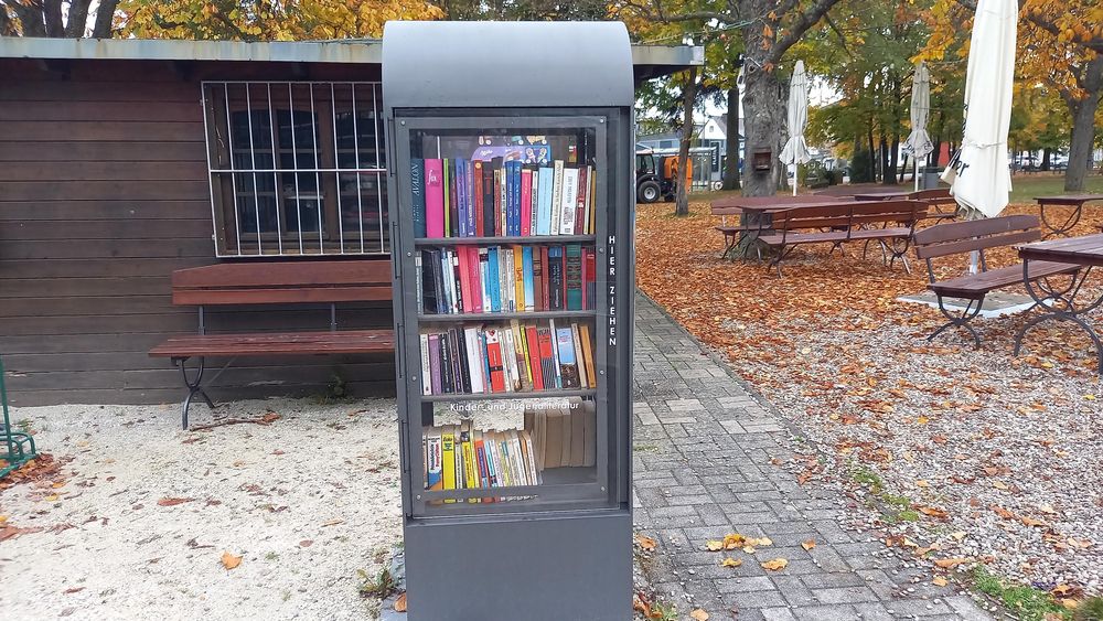 Bücherschrank im Park yxy13g