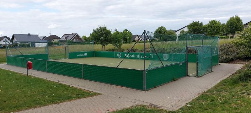 Spielplatz in Halsenbach  Grundschule  xqj8fq