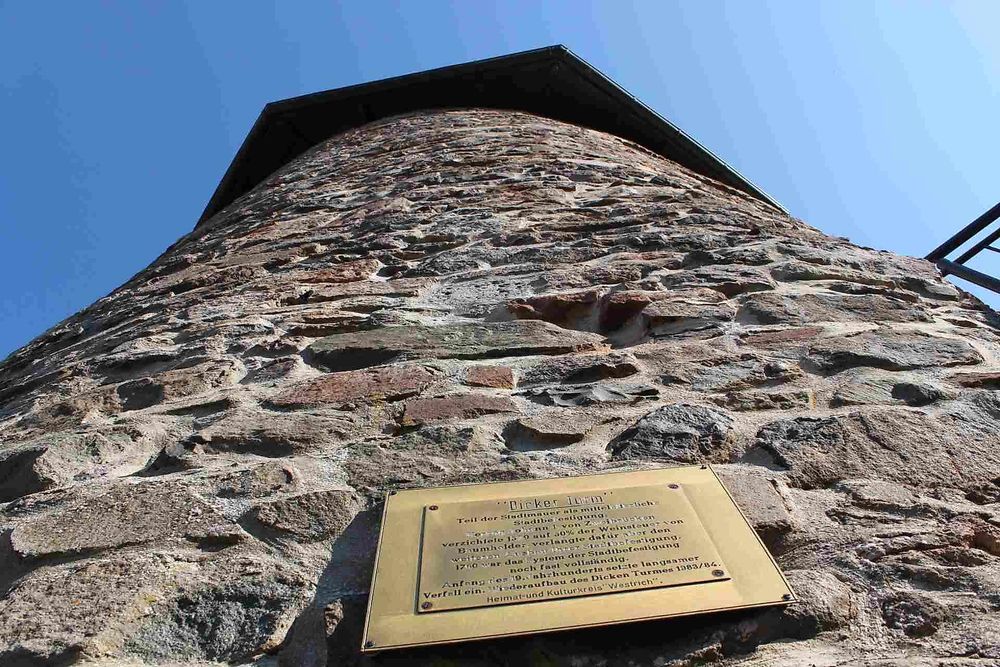 Reste der Stadtmauer mit Dickem Turm xl7b95