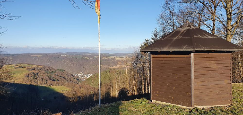 Rheinblick mit Hütte xjm5zc