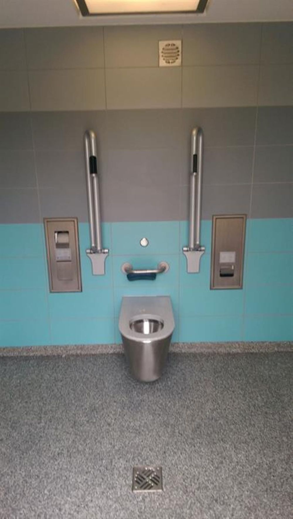 Öffentliche barrierefreie Toilette an der Bahnhofserlebnisstation xdbkeh