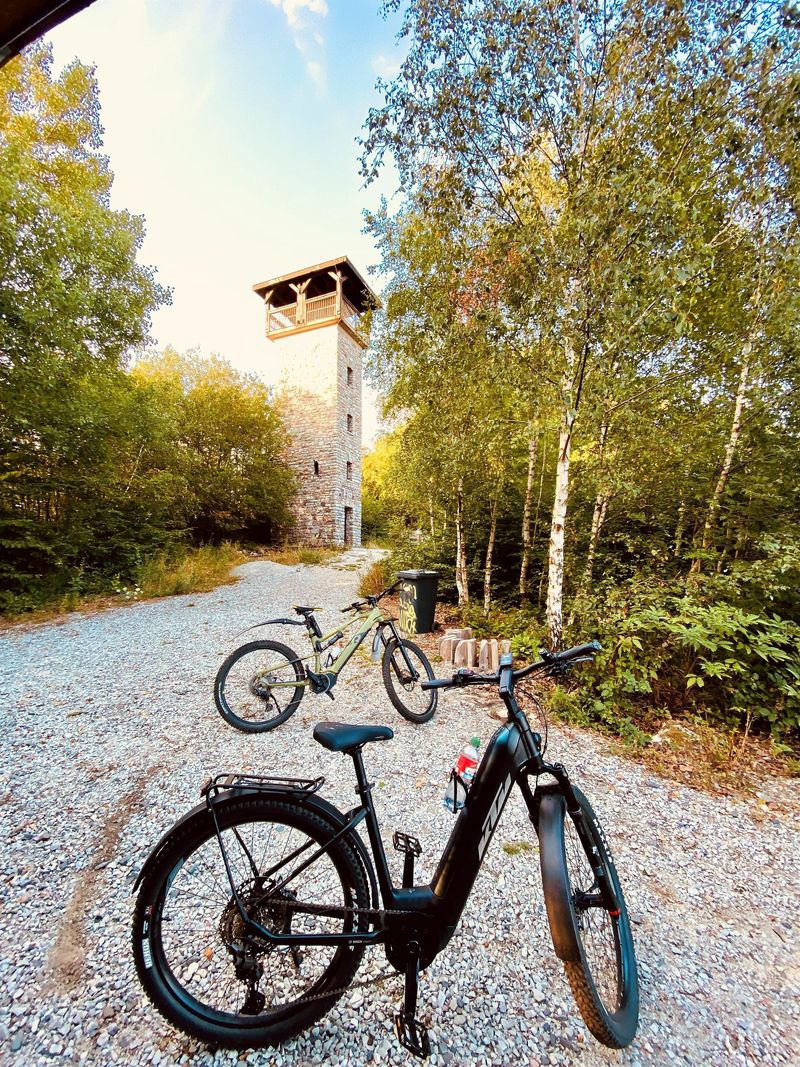 Naturdenkmal " Teufelsfels" mit Aussichturm und Wanderhütte xcpir7