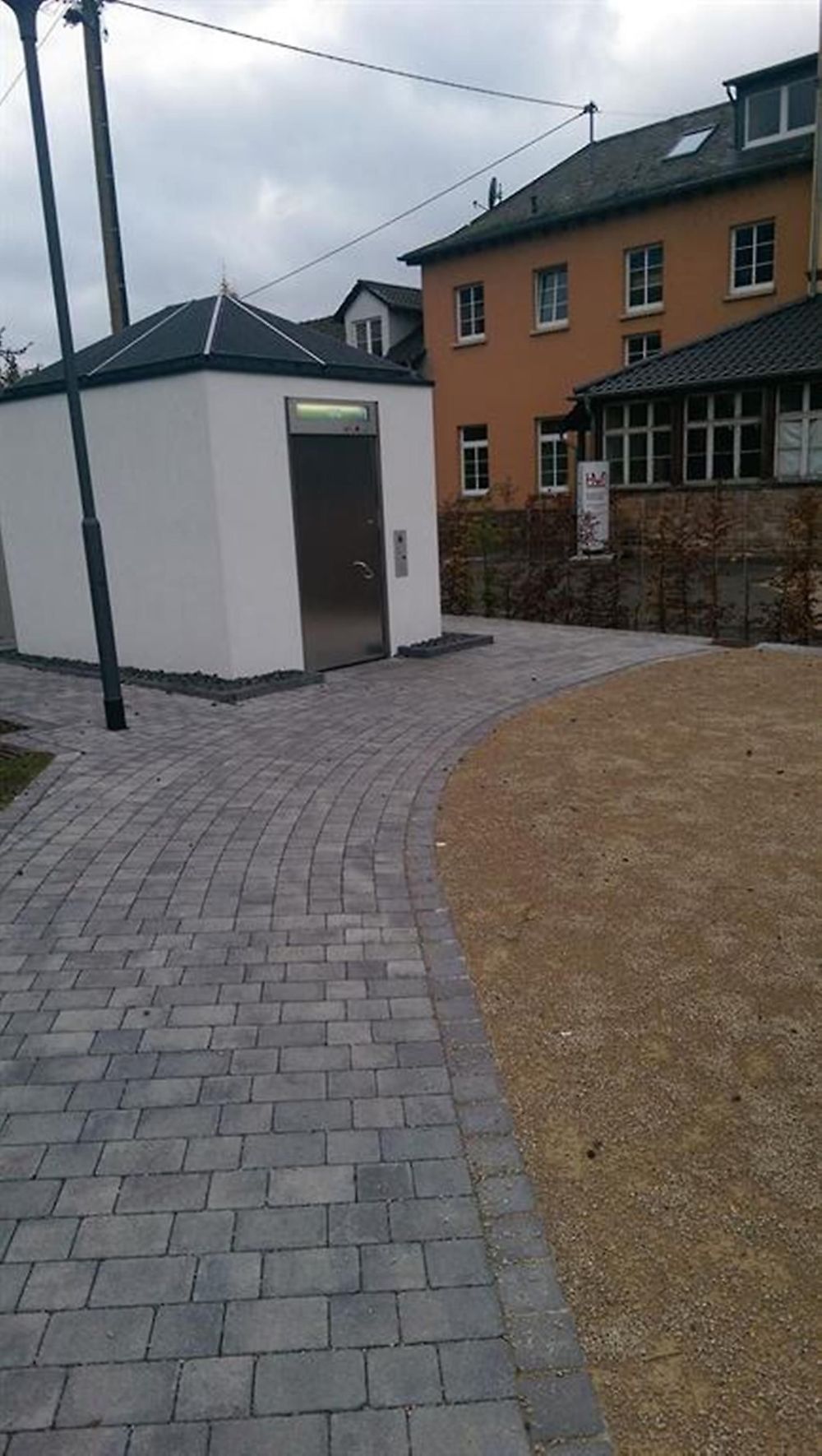 Öffentliche barrierefreie Toilette an der Bahnhofserlebnisstation vk8uxa