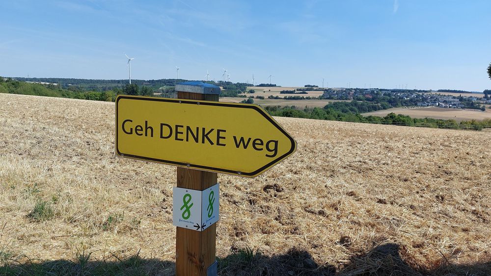 Geh Denke Weg: Ruhebank mit Wegkreuz uykk5z