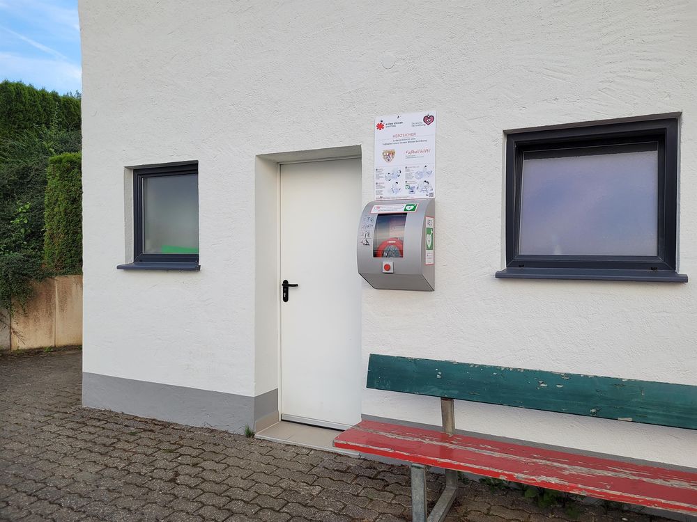 Defibrillator am Vereinsheim SGE r75l1i
