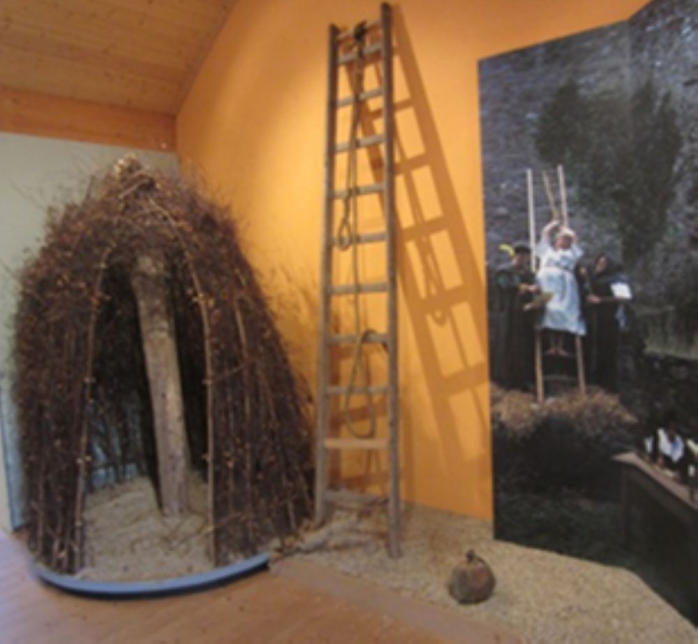 Burg  und Hexenmuseum r2j4ba