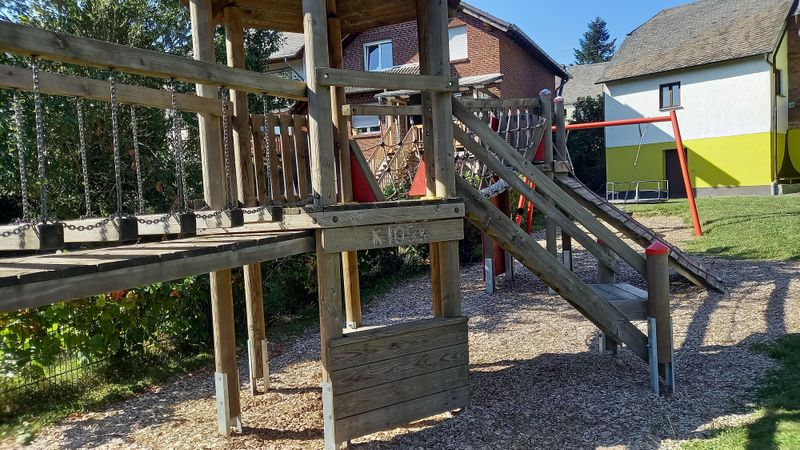 Spielplatz in Schwall ov0oxh