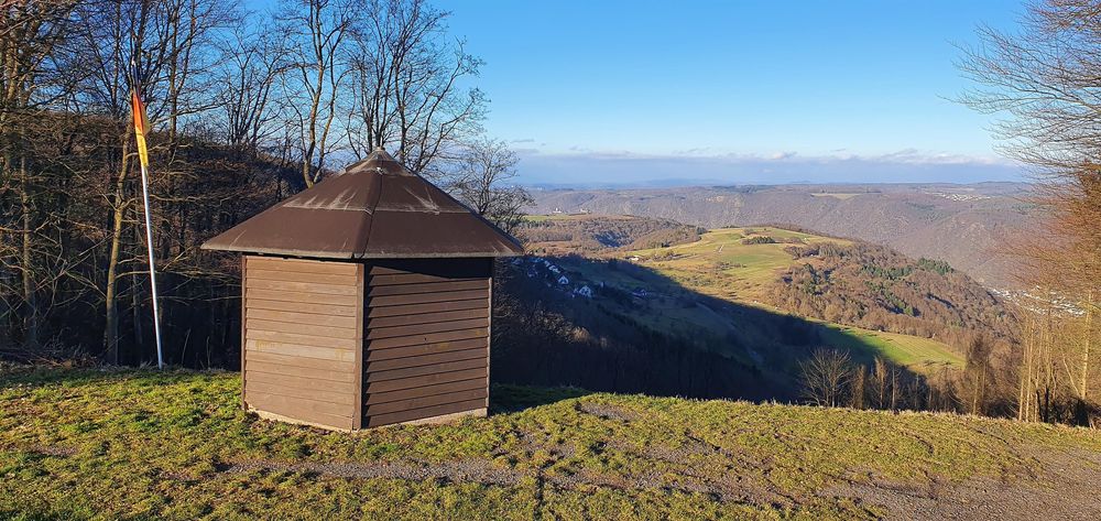 Rheinblick mit Hütte oi8hnz