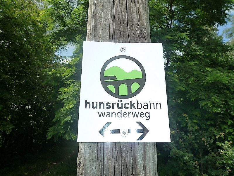 Hunsrückbahnwanderweg   kann zur Zeit wegen der Sperrung der Fussgängerbrücke in Boppard Buchholz nicht mehr begangen werden lfvel9