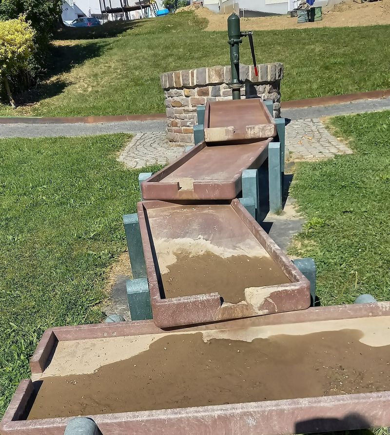 Spielplatz in Schwall k1bdxw
