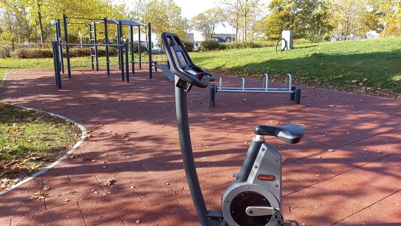 Spielplatz am Park für Jung und Alt he9xfs