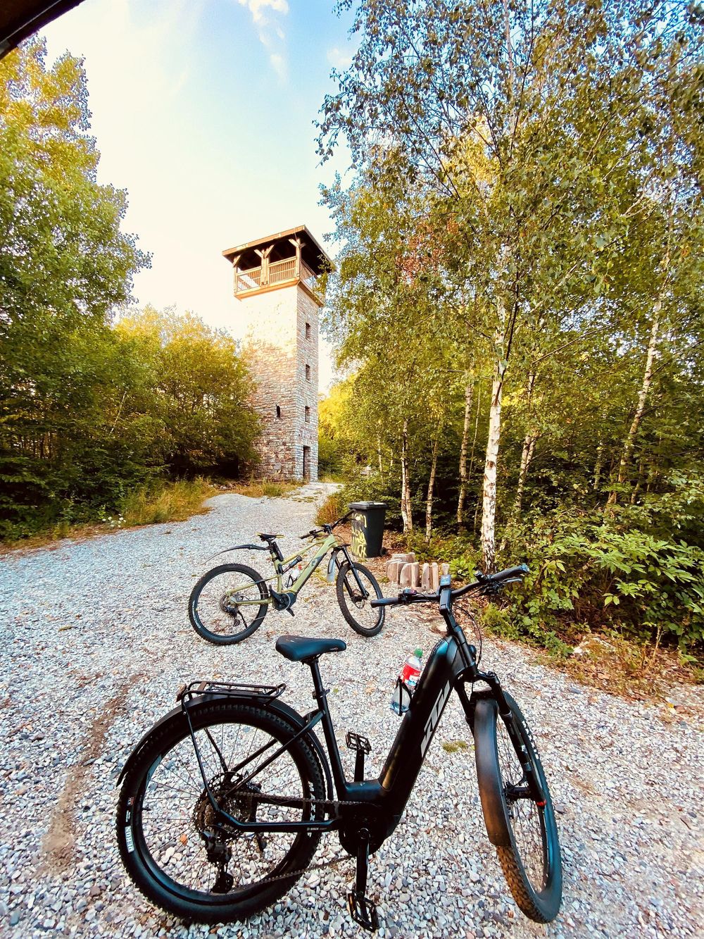 Naturdenkmal " Teufelsfels" mit Aussichturm und Wanderhütte ej87z4