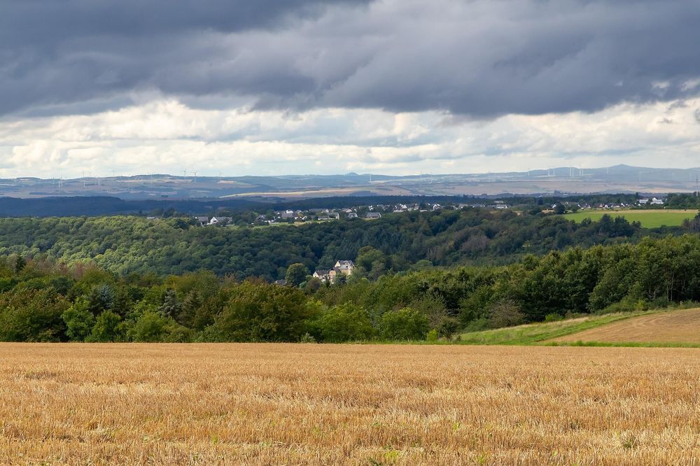 Aussichtspunkt in Ney mit Blick aufs Schönecker Schloss eeem2g