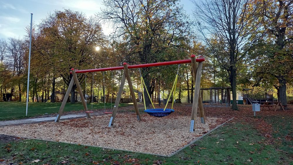 Spielplatz am Park für Jung und Alt e9v3jb