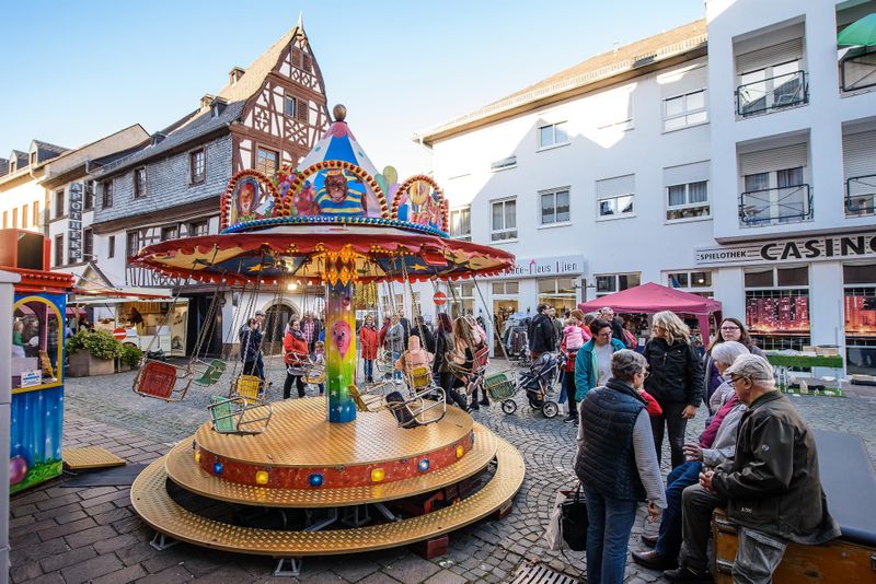 Kunsthandwerker  und Bauernmarkt mit verkaufsoffenem Sonntag 2jvkj1