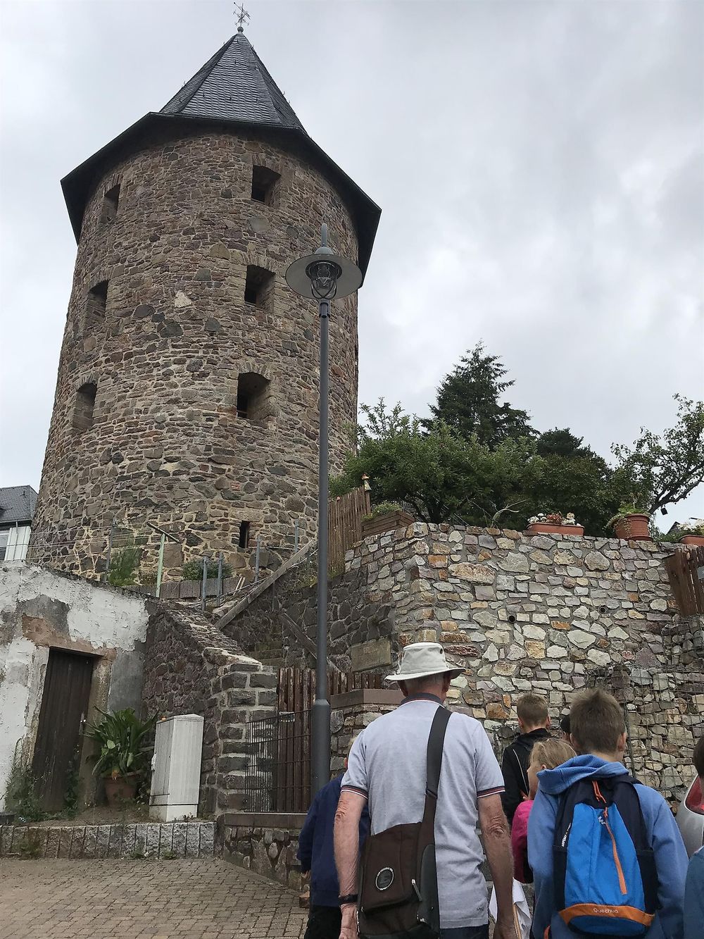 Reste der Stadtmauer mit Dickem Turm 48ggtx