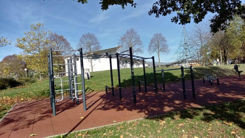 Spielplatz am Park für Jung und Alt 2zl4u3