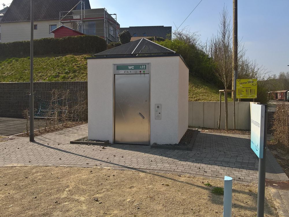 Öffentliche barrierefreie Toilette an der Bahnhofserlebnisstation 6rt53u