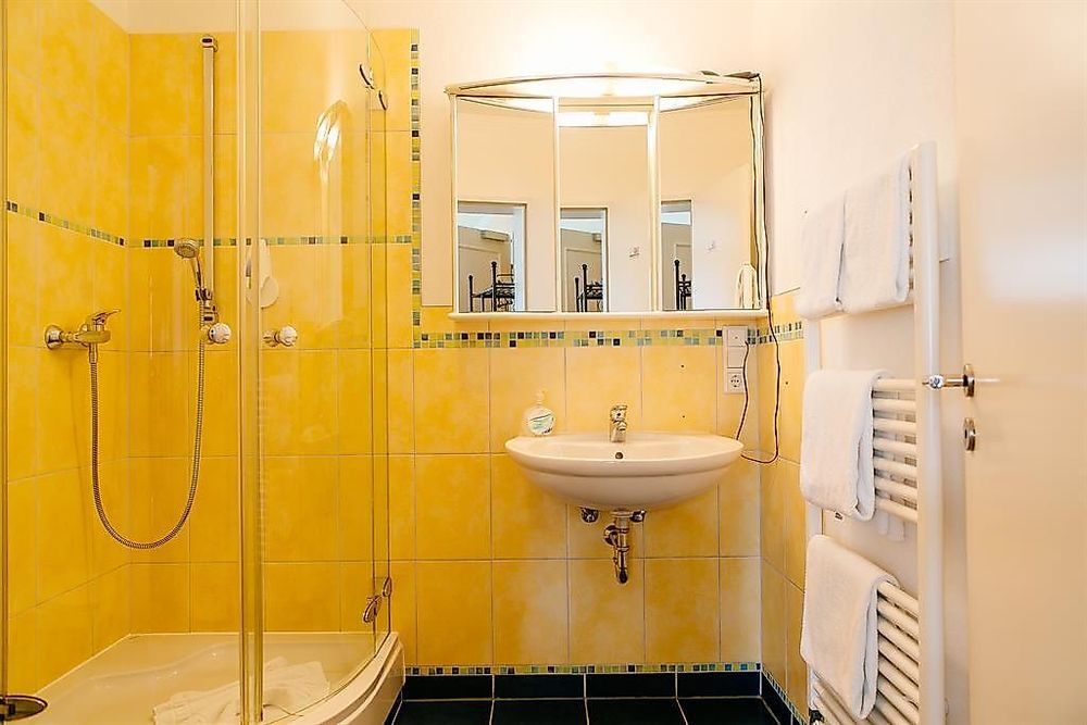 Landhotel Airport inn 7i8qir