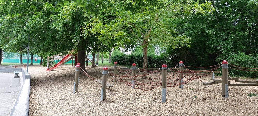 Spielplatz in Halsenbach  Grundschule  98j0qm