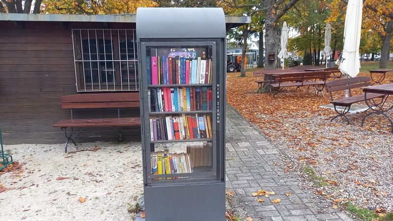 Bücherschrank im Park 9q2ftw