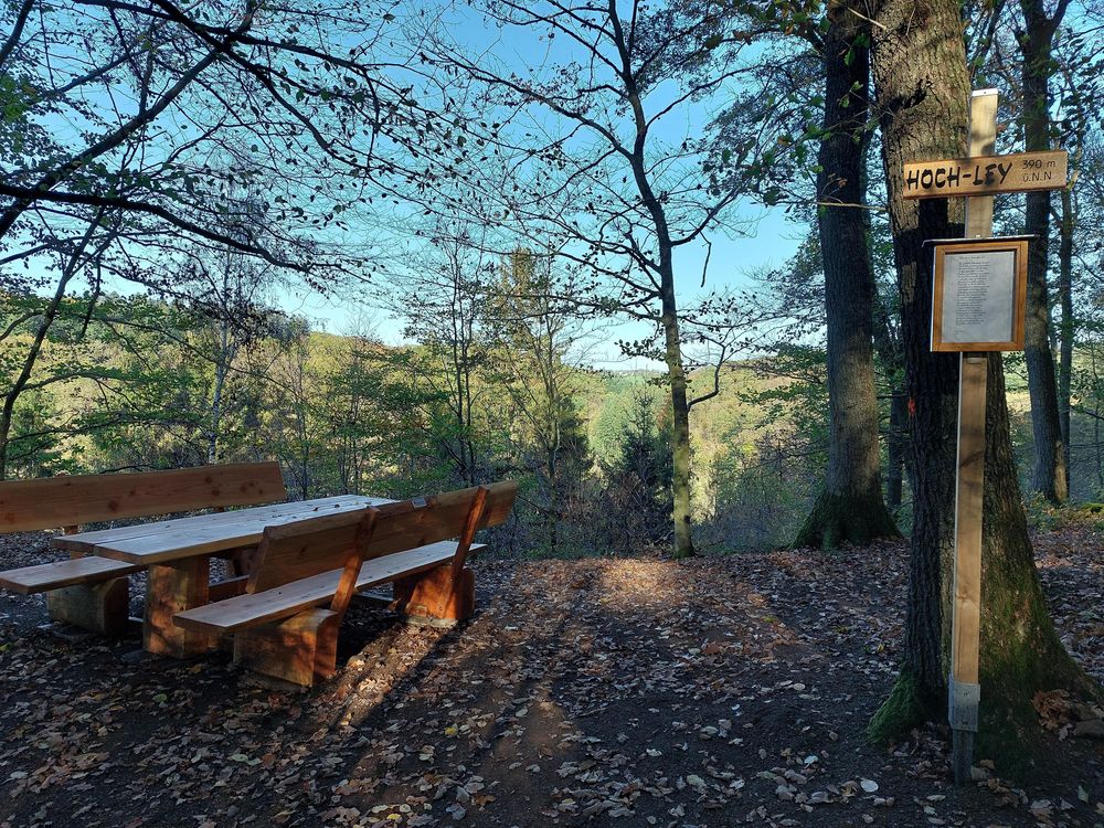 Hoch Ley am Wanderweg Schessels Beersche 2jbvn